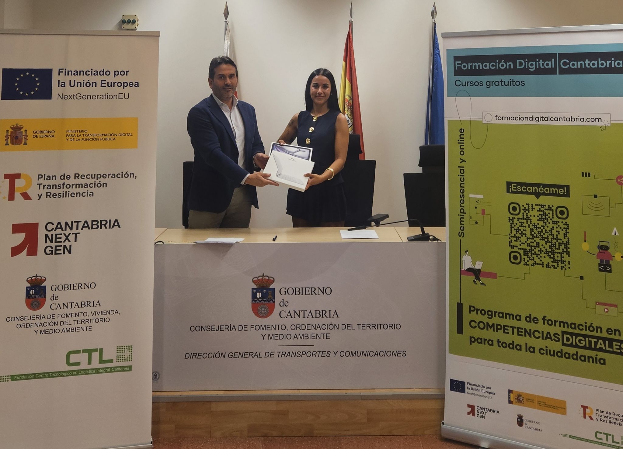Entrega de iPad y Magic Keyboard a ganadora del sorteo de la Campaña de Invierno 2025